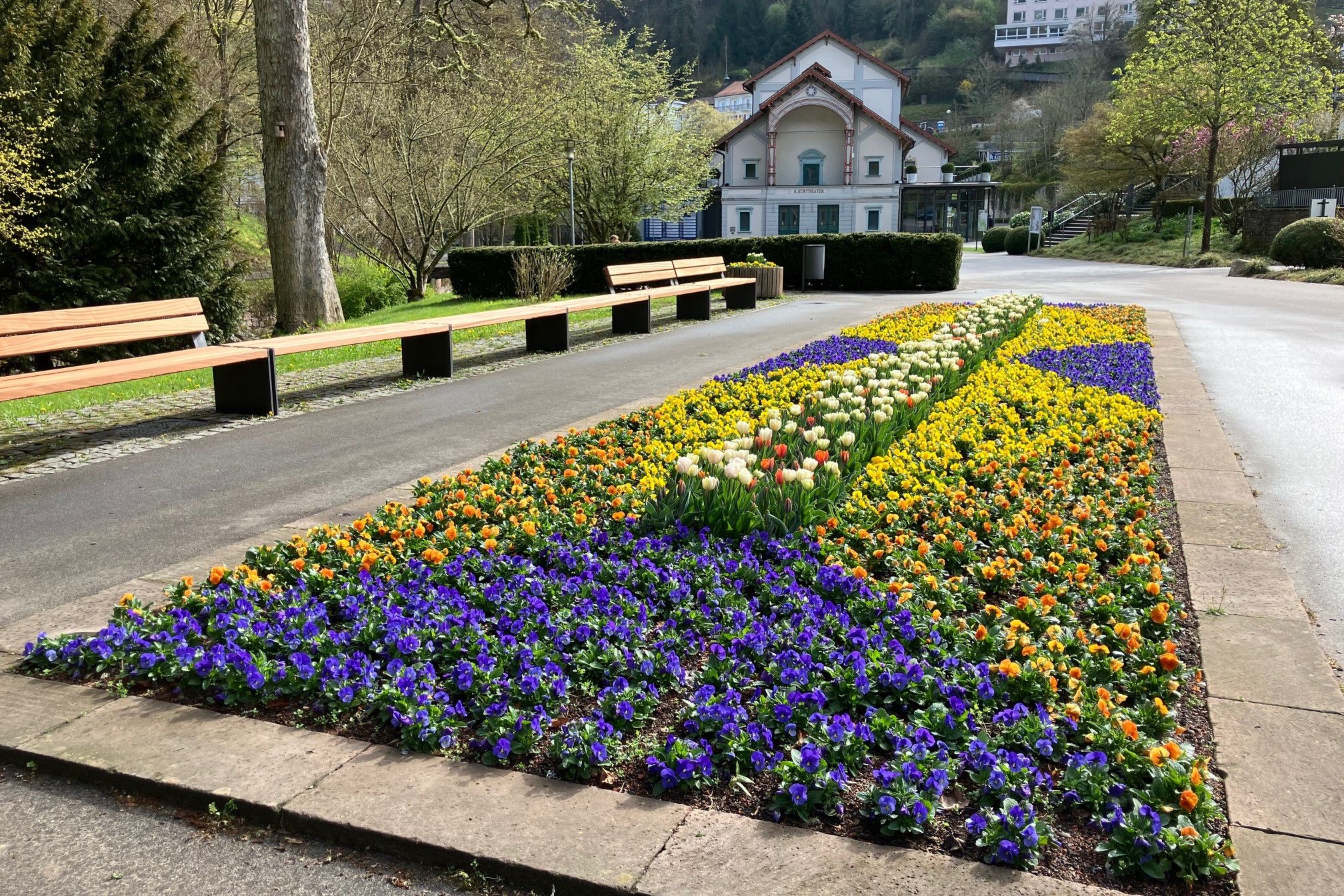 Kurparkbesucher können sich in Bad Wildbad jetzt wieder über die wunderschöne Bepflanzung freuen.