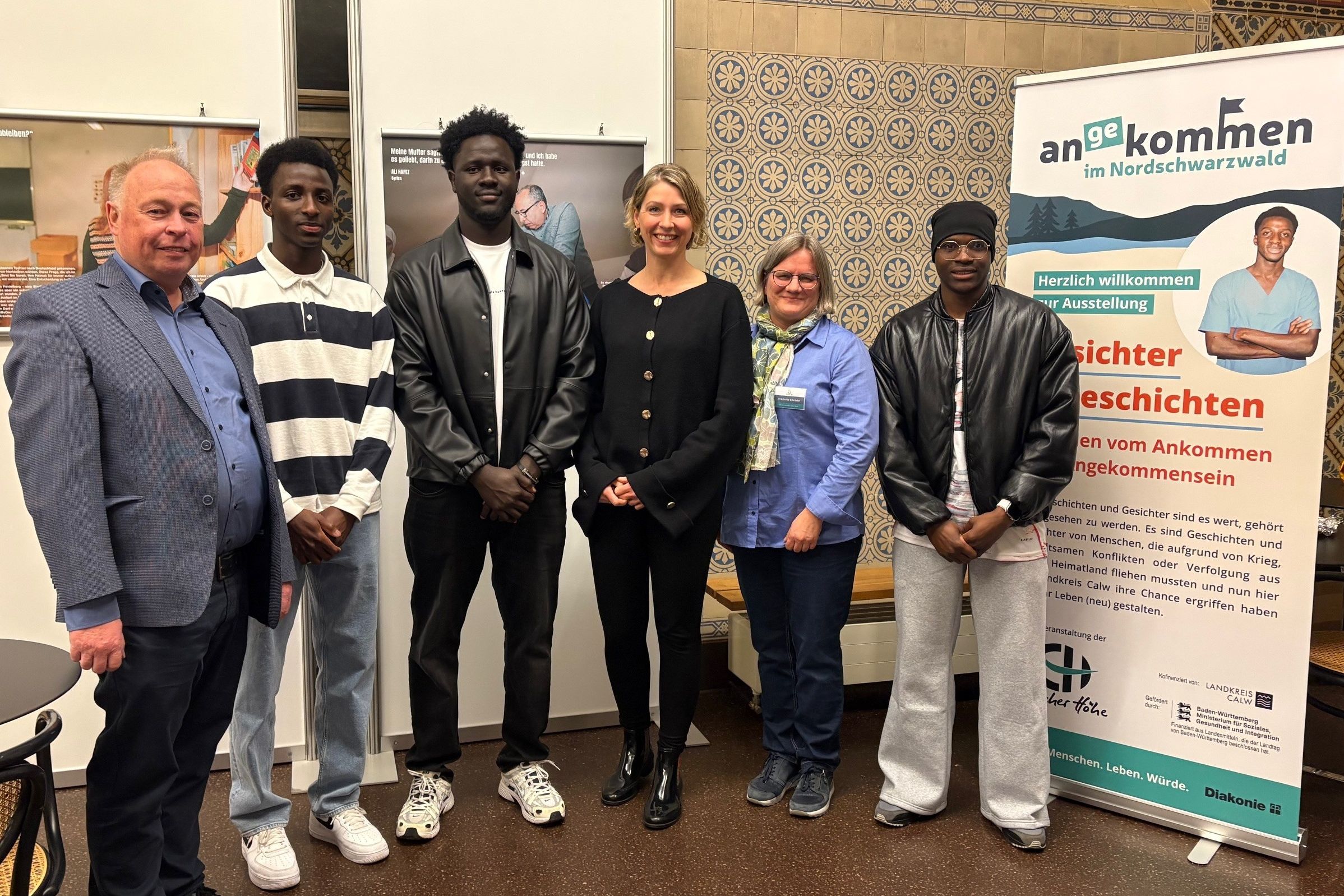 Mit Grußworten von Andreas Reichstein, Stefanie Bott und Friederike Schröder (von links) und den spannenden Lebensgeschichten von drei Jugendlichen wurde die Ausstellung „an(ge)kommen im Nordschwarzwald“ im Forum König-Karls-Bad eröffnet.