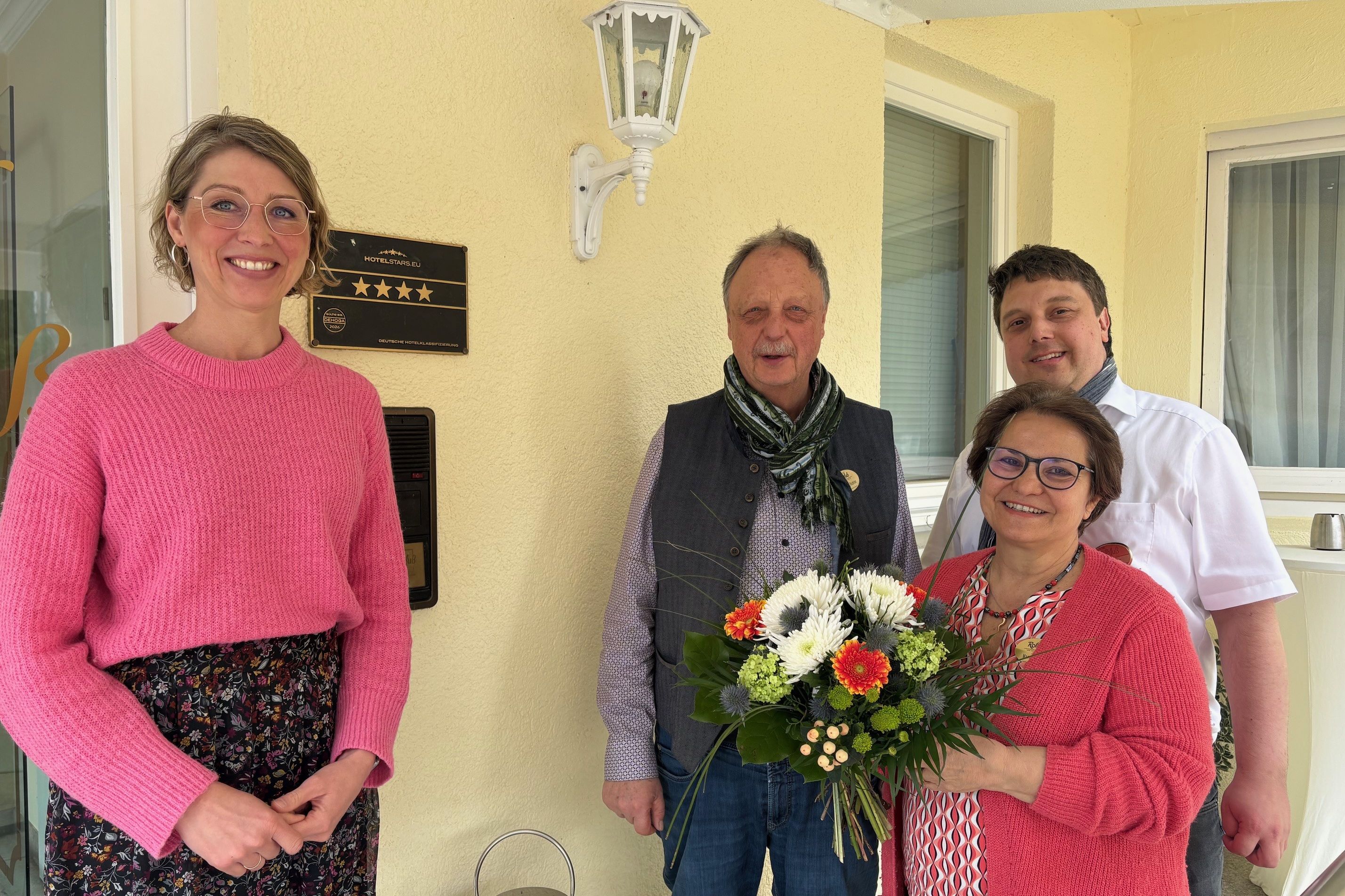 Stefanie Bott (links) gratulierte Wolfgang, Maria und Andreas Richter zur erneuten Zertifizierung Ihres Hotel Rothfuß.