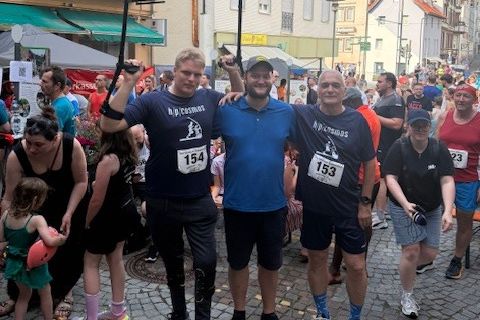 Bürgermeister Marco Gauger mit Teilnehmern des 18.Stäffeleslauf