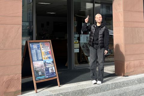 Mit dem neuen Firmenschild ist die Tourist Information jetzt noch besser sichtbar.