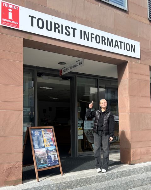 Mit dem neuen Firmenschild ist die Tourist Information jetzt noch besser sichtbar.