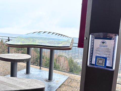 Ein neues Angebot für Wanderer auf der „AugenBlick-Runde“ Sommerberg ist der Audioguide, der mittels QR-Code aufs Smartphone geladen wird.