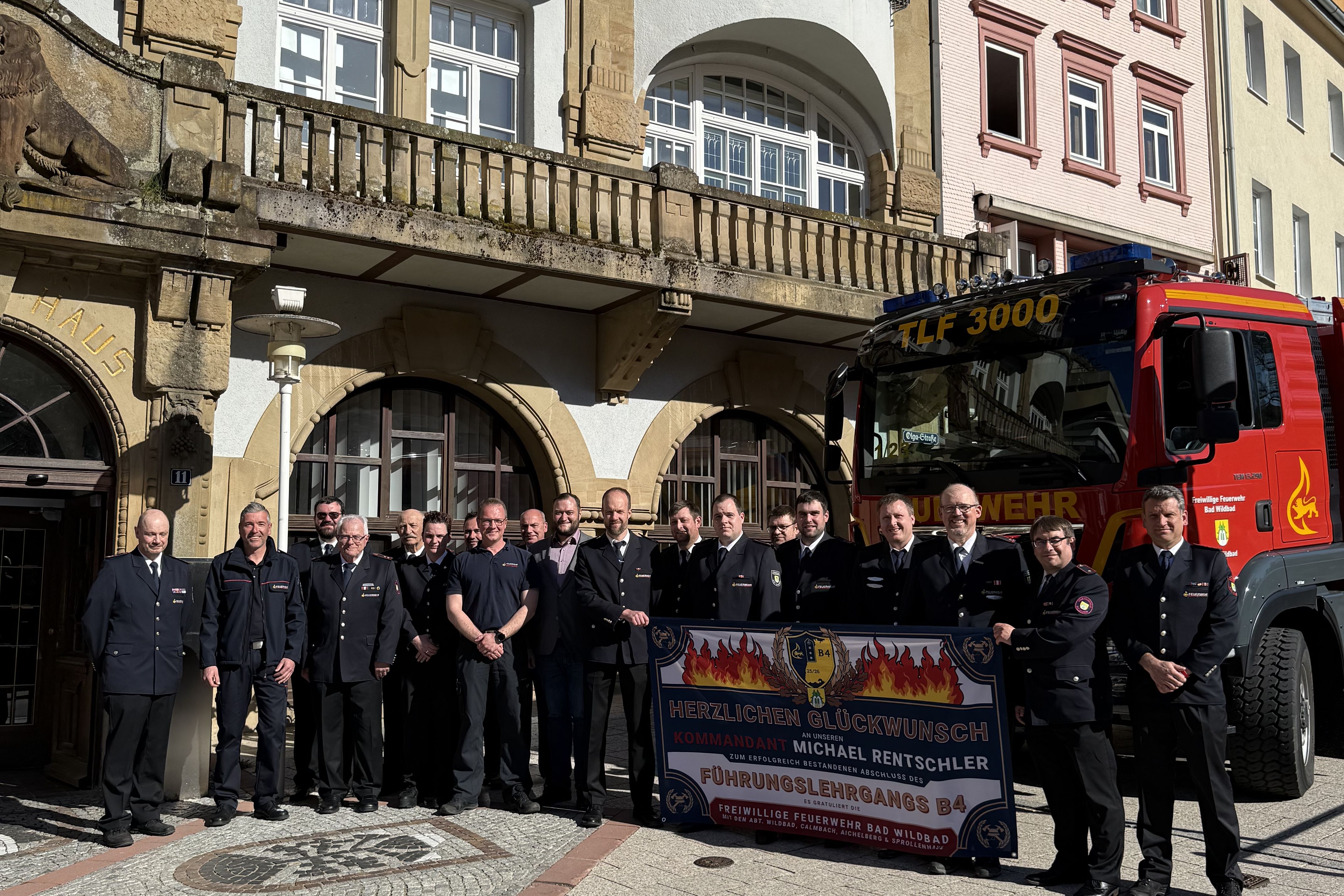 Feuerwehrmannschaft vorm Rathaus Bad Wildbad
