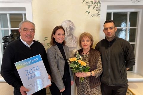 Familie Mokni mit Holiday Check Award