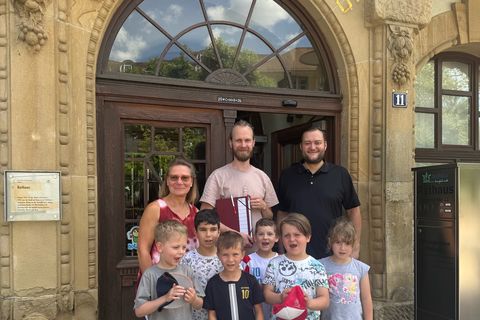 Gruppenleiter Leonard Kogge mit Vorschulkindern des Wildpfads Evangelische Kitas Haus Eichhörnhchen mit Bürgermeister Marco Gauger vor dem Wildbader Rathaus