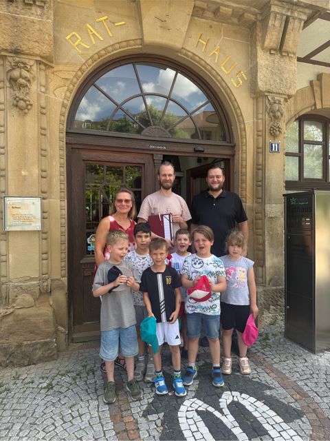 Gruppenleiter Leonard Kogge mit Vorschulkindern des Wildpfads Evangelische Kitas Haus Eichhörnhchen mit Bürgermeister Marco Gauger vor dem Wildbader Rathaus