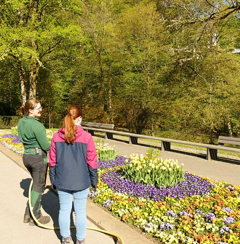 Bevor Maya die Beete gießt, erklärt Gärtnerin Sophia Hagenlocher die Arbeitsvorgänge der Kurgärtner im Kurpark Bad Wildbad. 
