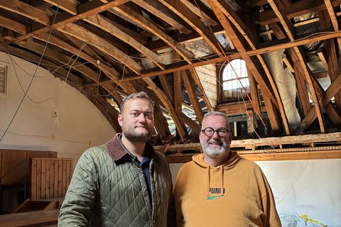 Bürgermeister Marco Gauger mit Jochen Barth in der Evang. Kirche Calmbach
