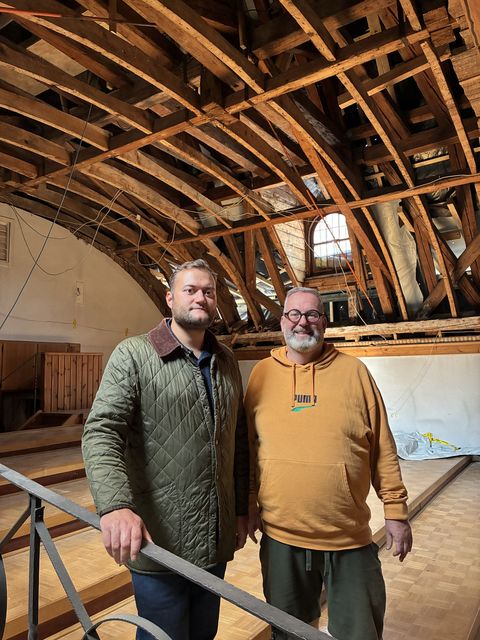 Bürgermeister Marco Gauger mit Jochen Barth in der Evang. Kirche Calmbach
