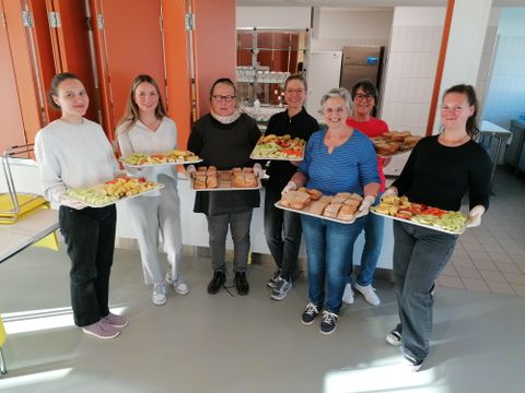 Helferinnen für das Frühstücksbuffet in der FÜNF-TÄLER-SCHULE