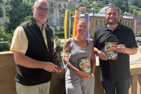 Von links: Bürgermeister Heiko Stieringer (Gemeinde Höfen an der Enz), Sheila Keller (Bürgermeisterassistentin der Stadt Bad Wildbad), und Bürgermeister Marco Gauger (Stadt Bad Wildbad). Bürgermeisterin Sabine Zenker (Gemeinde Enzklösterle) konnte aus ges