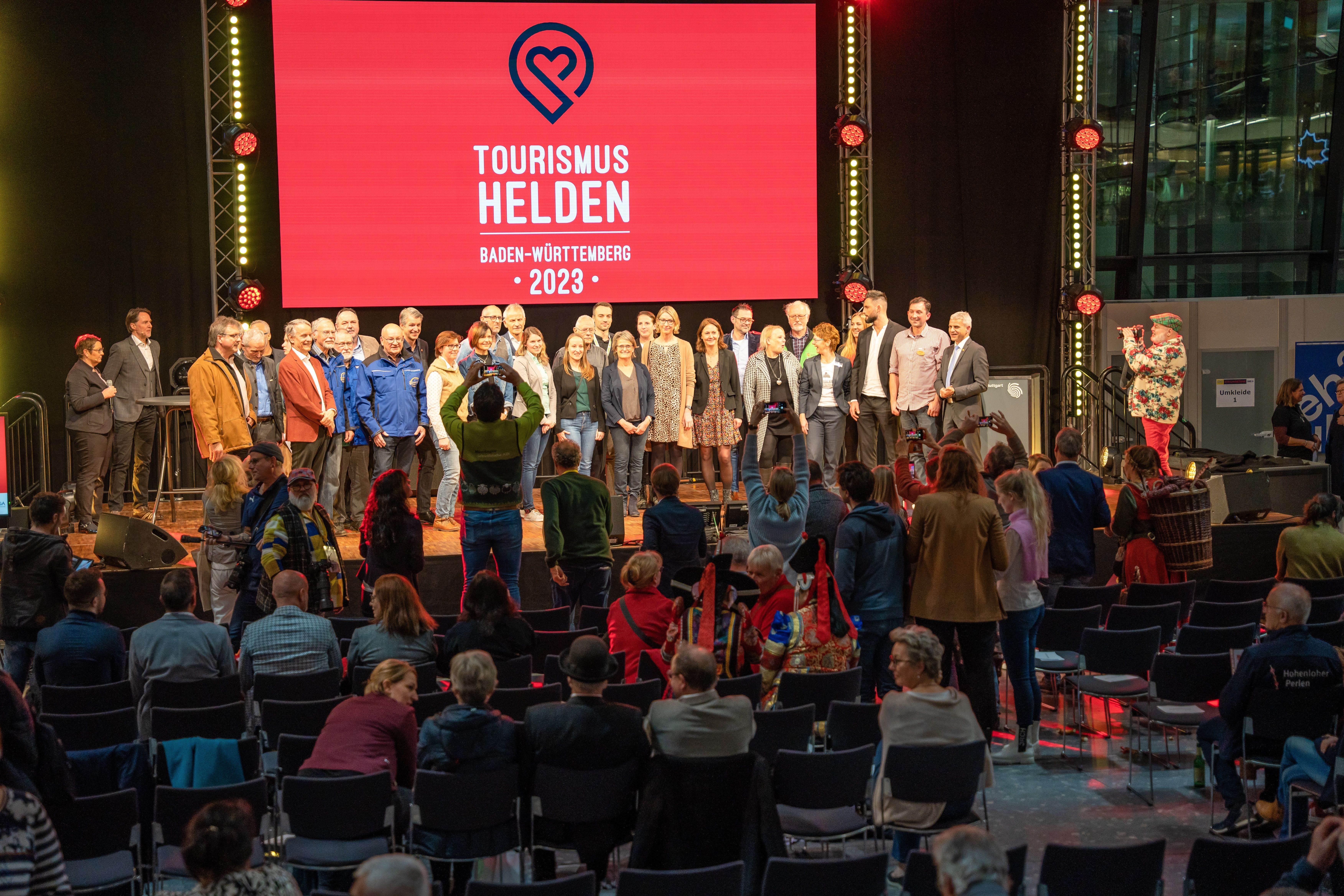 Das Bild zeigt die Tourismushelden 2022 mit Staatssekretär Dr. Patrick Rapp