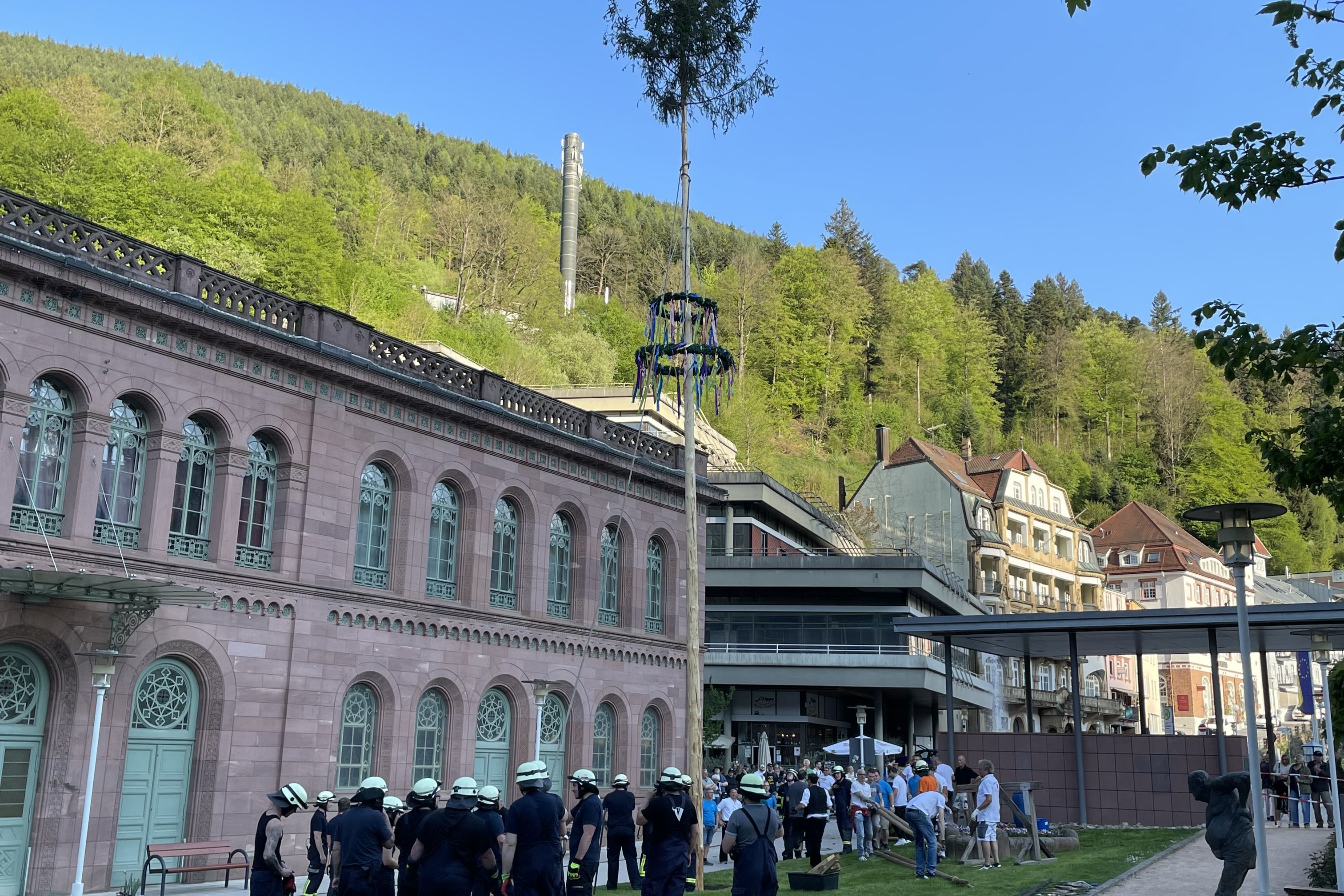 Maibaumaufstellung 2025 vorm Palais Thermal