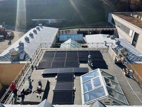 Auf dem Flachdach des Forums König-Karls-Bad wird eigener Strom produziert.