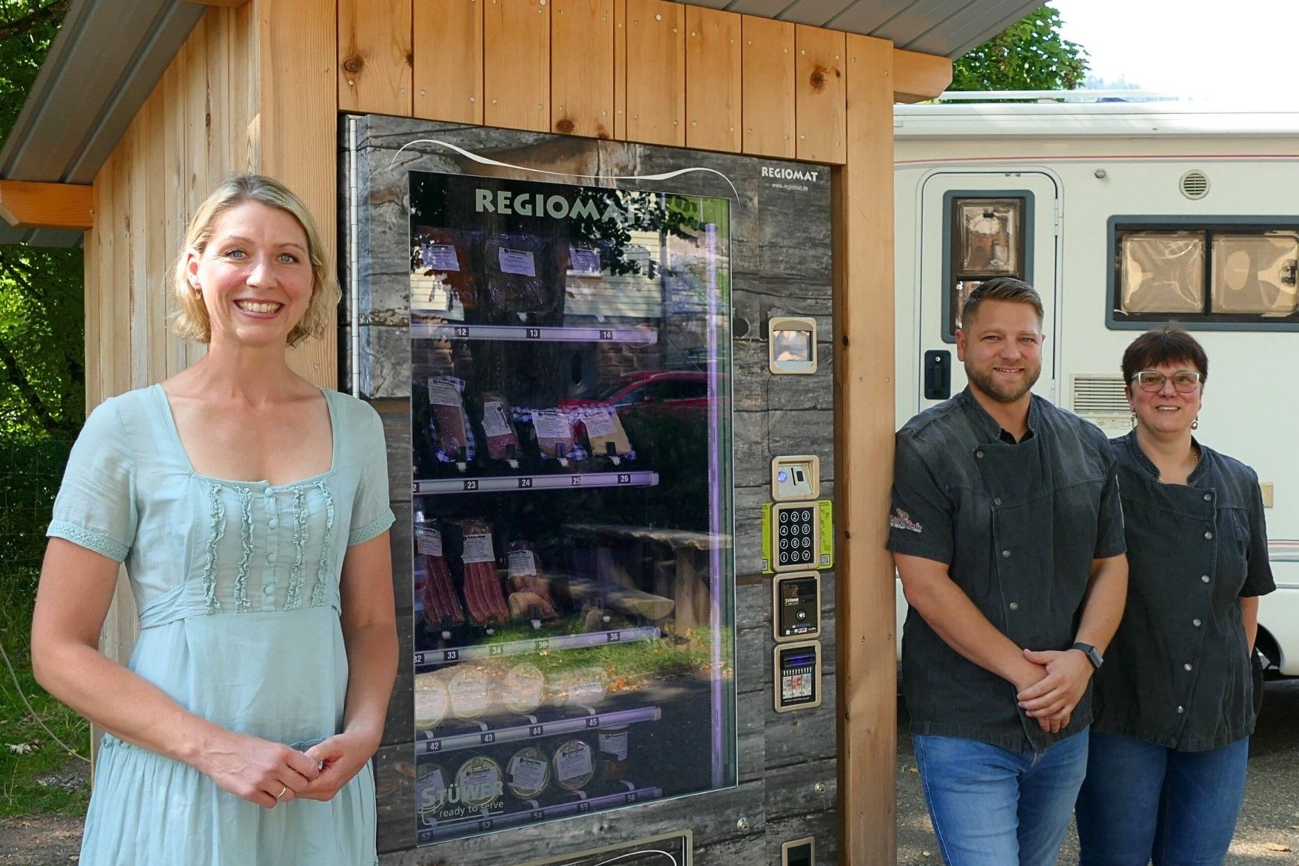 Stefanie Bott, Geschäftsführerin der Touristik Bad Wildbad GmbH freut sich mit Achim und Birgit Mössinger (von links) über die tollen Angebote im Regiomat beim Wohnmobilstellplatz.