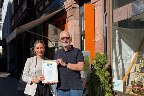Timea von Kraus und Reinhard Kafka halten die Urkunde zur Rezertifizierung in den Händen