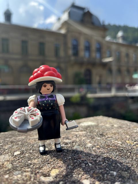In der Tourist Information Bad Wildbad gibt es ab 30. Oktober wieder die Playmobilfigur „Schwarzwald Marie“.