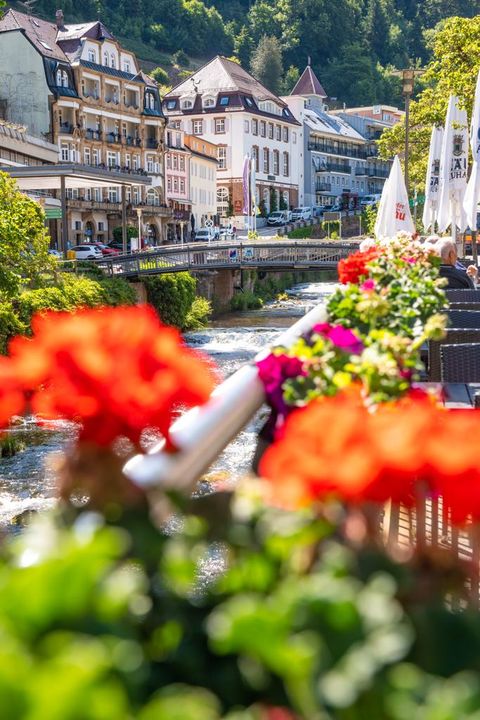 Bad Wildbad ist ein beliebtes Reiseziel, in dem auch Ferienwohnungen eine wichtige Rolle für den Tourismus spielen. Mit dem neuen „Leitfaden für die Eröffnung einer Ferienwohnung in Bad Wildbad“ erhalten Betreiber von Ferienwohnungen einen Überblick über die wichtigsten Informationen und Rahmenbedingungen.