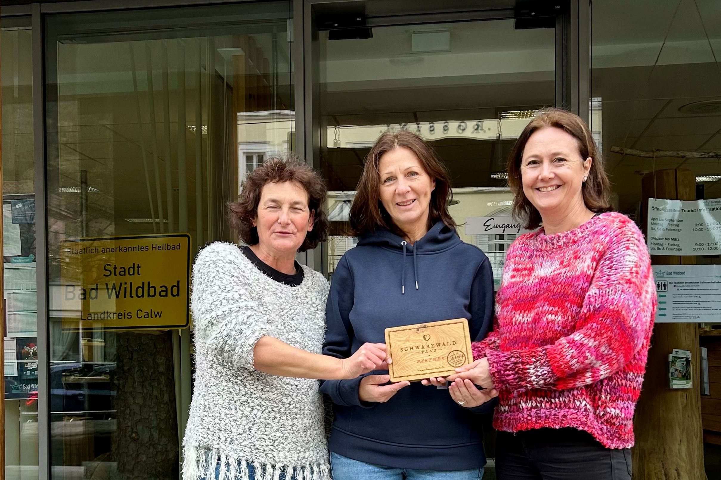Übergabe SchwarzwaldPlus Schild-Touristik Bad Wildbad