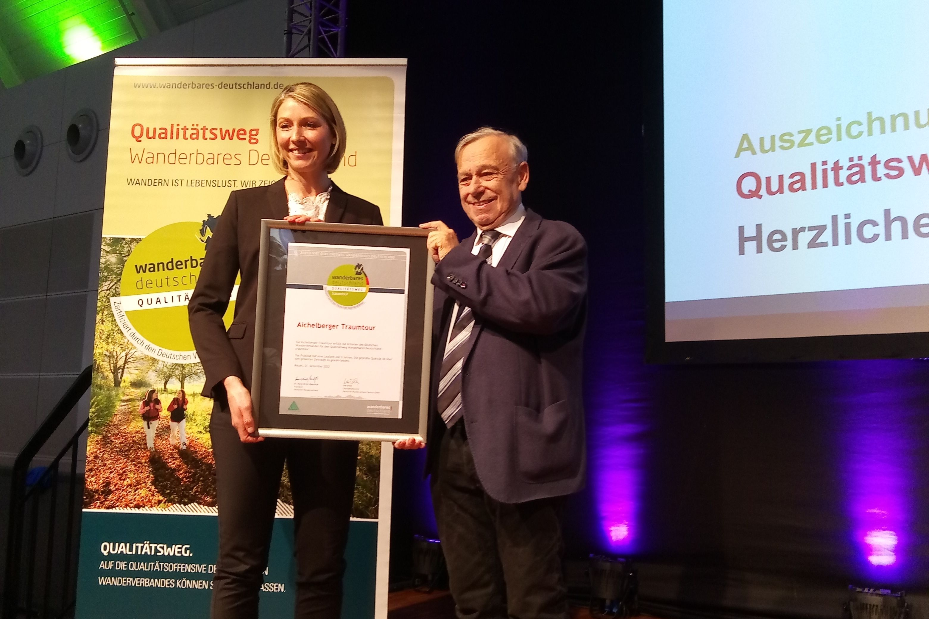 Zertifikatsübergabe von Herrn Dr. Rauchfuß an Frau Dickgiesser