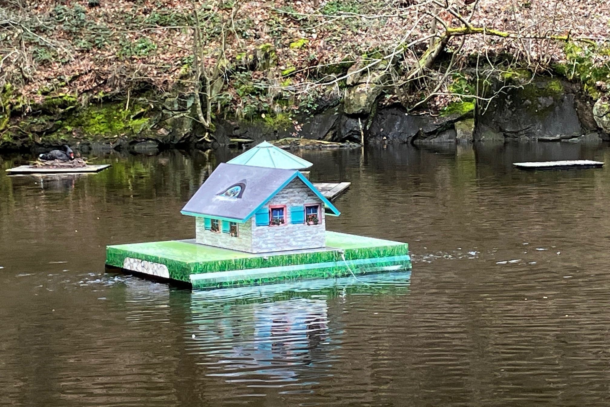 aquamotec_schwimmende Insel im Schwanensee