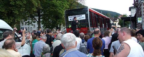 Feierlich wurde der 1. Wagen der neuen Bergbahn in Empfang genommen