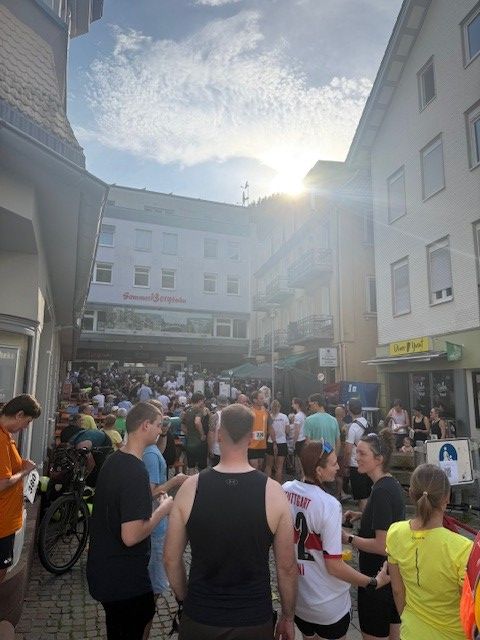 An der Sommerberg-Talstation: Die Teilnehmer bereiten sich auf den Stäffeleslauf  vor. Besucher der Veranstaltung sind mit Wurstweck und Getränken bestens versorgt.