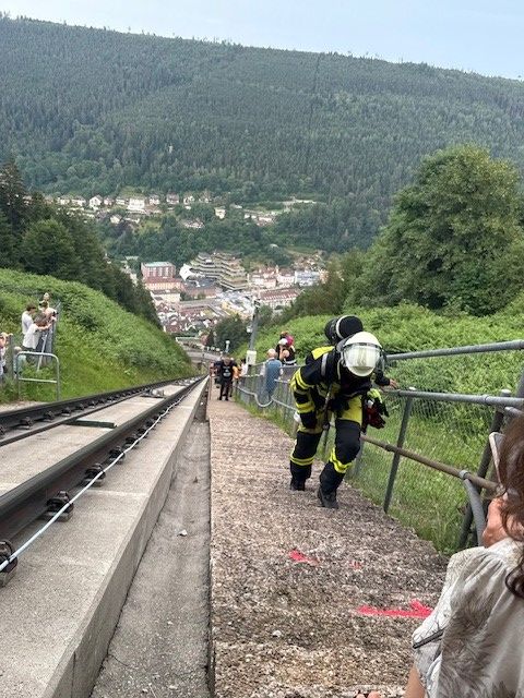 Die Feuerwehr erklimmt den Berg in voller Montur