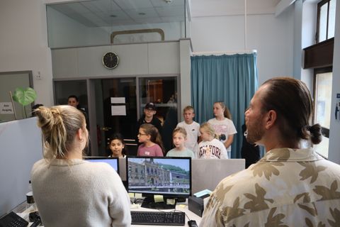 Die Kinder lernen den Bürgerservice kennen 