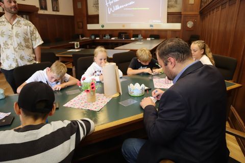 Bürgermeister Marco Gauger bastelt mit den Kindern einen Personalausweis
