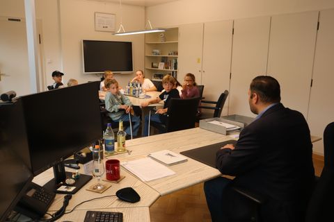 So sieht das Dienstzimmer des Bürgermeisters aus - die Kinder hören aufmerksam zu.