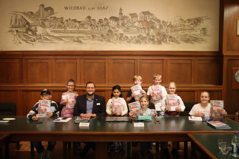 Alle acht Kinder sind um Marco Gauger für ein Gruppenfoto versammelt