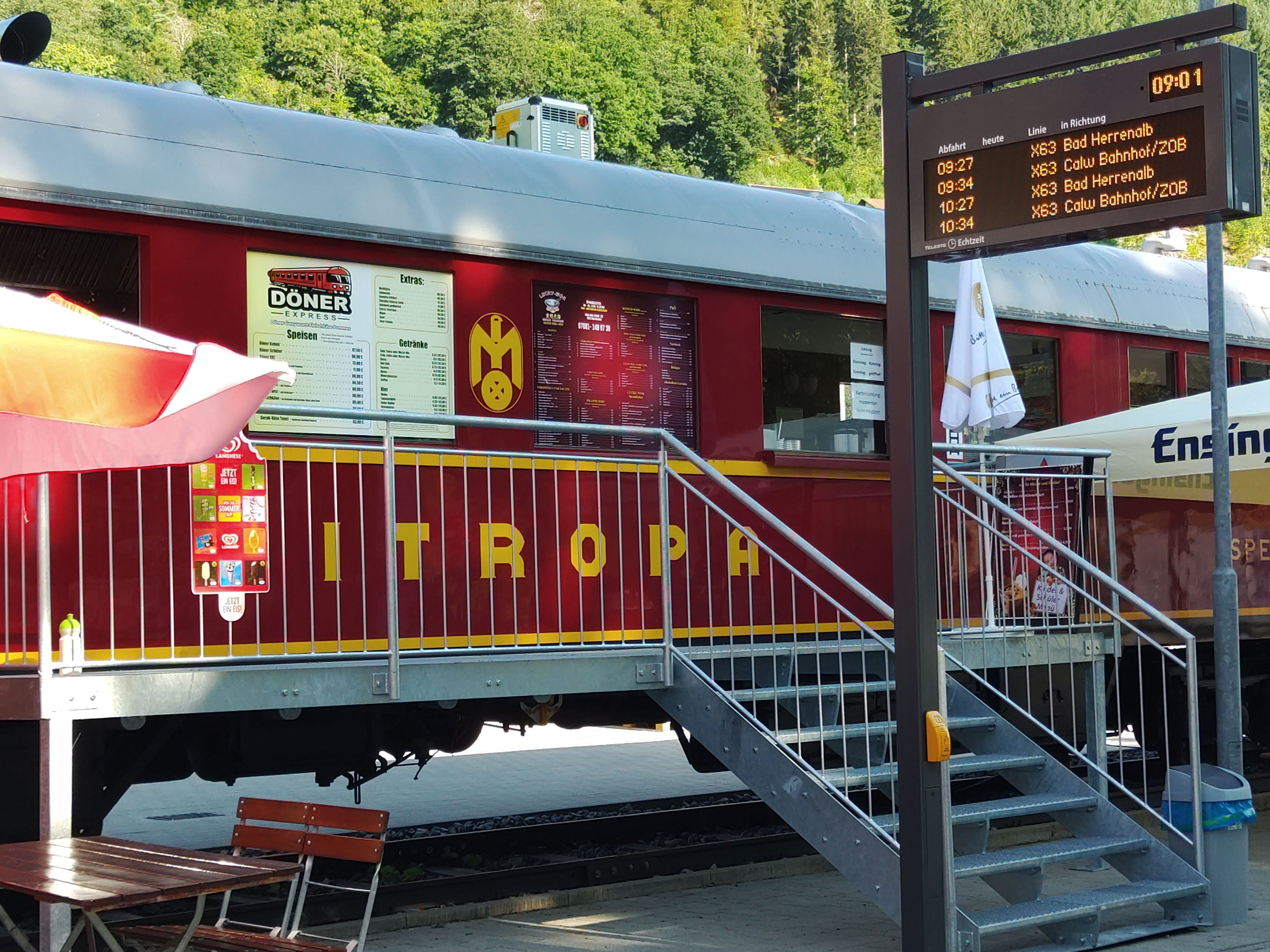 Der Döner Express bietet Platz im Mitropa Wagen und bei gutem Wetter auch davor unter Sommerschirmen an.