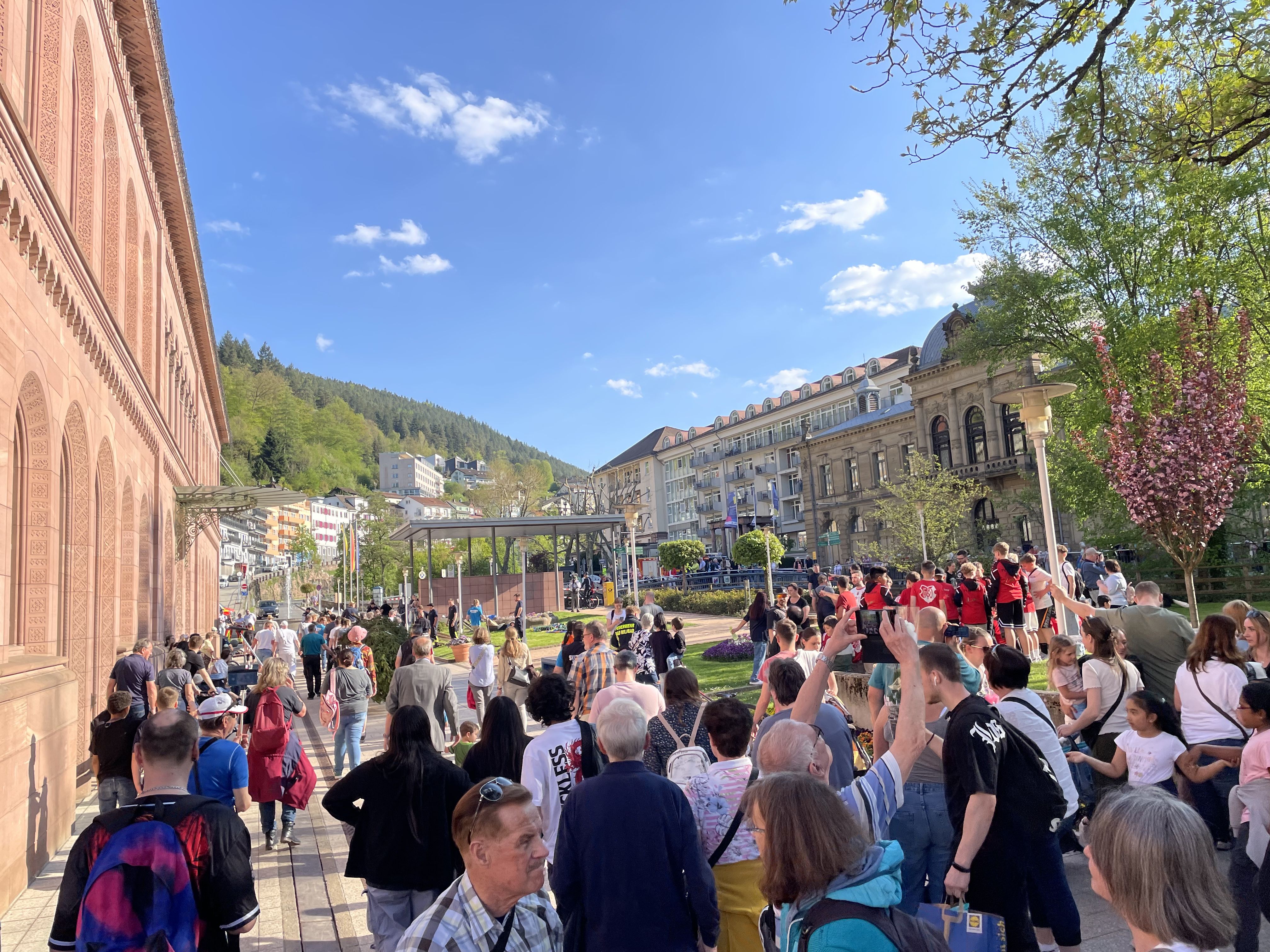Maibaumaufstellung vor dem Palais Thermal