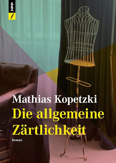 Das Cover des Episodenromans von Mathias Kopetzki: Interieur mit Sofa und Kleiderständer vor schweren Fenstervorhängen. | Cover: KaMeRu Verlag